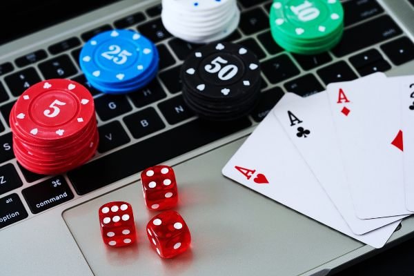 Ilustrasi antusiasme pemain menerima bonus mingguan di perangkat mobile