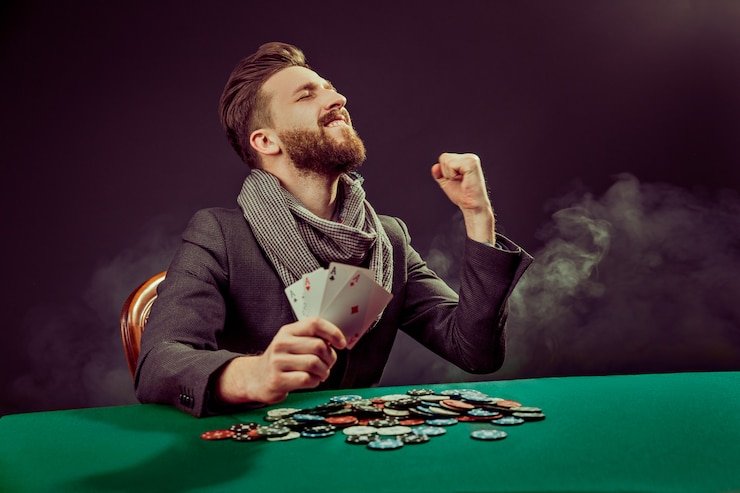 Pemain mengakses bonus mingguan pangsit4d melalui perangkat smartphone dengan nyaman